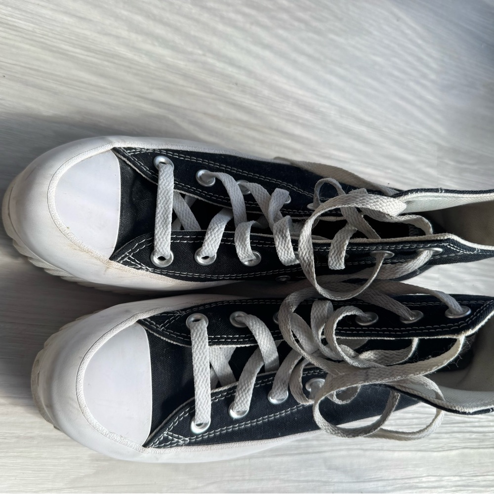 Size 7 black canvas converse platform women’s sneakers lightly worn